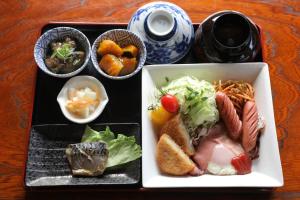 ShisoHotel Nissin Kaikan - Vacation STAY 02355v的桌上装有一盘食物的托盘