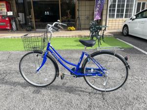 ShisoHotel Nissin Kaikan - Vacation STAY 02355v的停在街道边的一辆蓝色自行车