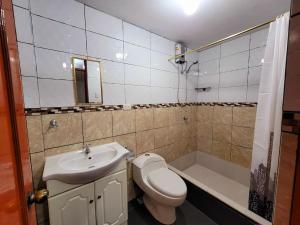 卡哈马卡Amplio Departamento Amoblado de Estreno的浴室配有卫生间、盥洗盆和浴缸。