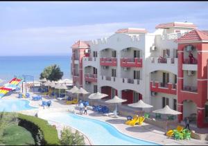 艾因苏赫纳La sirena的一座带游泳池和度假村的酒店