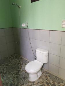 锡基霍尔西拉宾馆的浴室配有白色卫生间和淋浴。