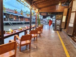 安帕瓦Thanicha Resort Amphawa的餐厅里一排桌椅