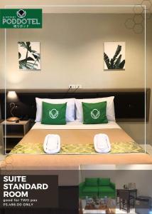 马尼拉Airport Poddotel Inc.的一间卧室配有带绿色和白色枕头的床