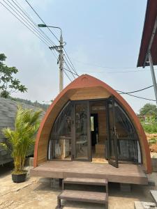 Làng LapQuiri Peninsula Hostel的前面有长凳的小圆顶房子