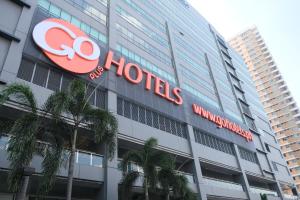 马尼拉Go Hotels Plus Mandaluyong的建筑一侧的酒店标志