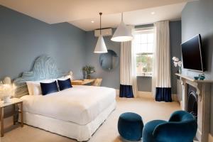 ConcordiaKingsford The Barossa的一间卧室设有一张大床和蓝色的墙壁