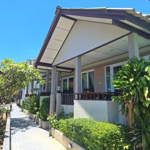 湄南海滩Baanfah Resort Samui的街上有遮阳篷的房子