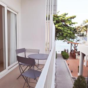 湄南海滩Baanfah Resort Samui的一个带桌椅的海景阳台
