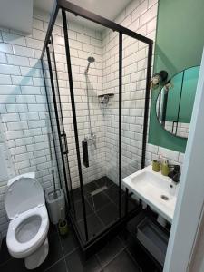 阿拉木图Evergreen Apart的带淋浴、卫生间和盥洗盆的浴室