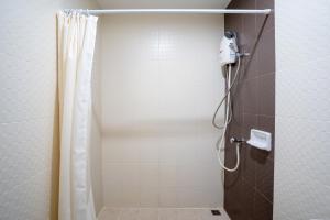 邦涛海滩ZcapeX2的带淋浴和浴帘的浴室