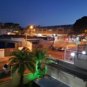 坎皮纳斯Meu Cantinho的晚上停车场的景色