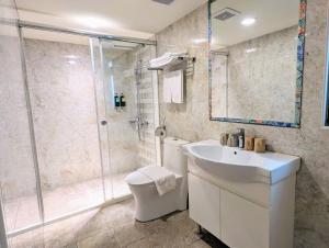 台北瑪奇商務旅店的带淋浴、卫生间和盥洗盆的浴室