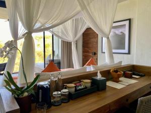 珀尼达岛MAUA Nusa Penida Bali的一间卧室配有两张床、窗帘和书桌