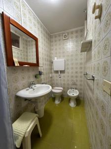 拉齐塞Albergo da Pina的一间带水槽、卫生间和镜子的浴室