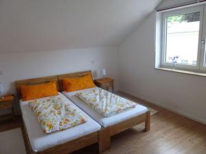 巴门塔尔Apartment "Max & Moritz"的一间卧室配有带两个枕头的床和窗户