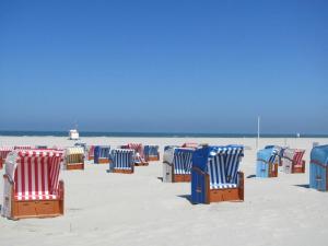 于斯德Holiday home Fischer的海滩上摆放着一组沙滩椅