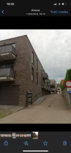 蒂尔特Appartamento ideal的一张有街道的砖砌建筑的照片