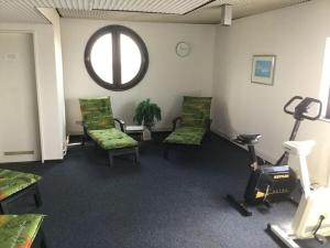 不来梅港Holiday apartment WeserWeitblick的一间设有椅子、跑步机和窗户的等候室