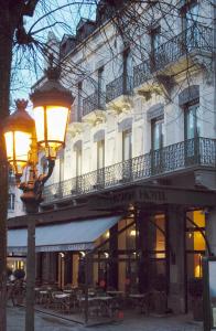 巴涅尔-德吕雄阿尔蒂酒店的建筑前有街灯的酒店