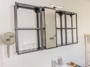 巴特萨尔茨乌夫伦Luxury apartment Bad Salzuflen的浴室水槽上方墙上的镜子