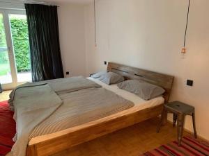 波彭豪森2 with sauna holiday home Poppenhausen的一间卧室配有一张大床和木制床头板