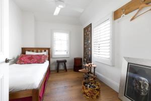 悉尼Garden Terrace in Surry Hills的一间卧室配有一张床和一个壁炉