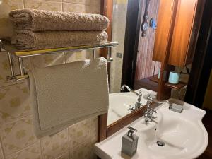 Prati di TivoAppartamento Superior Condominio Orso Bianco, parquet, Wi-Fi的一间带水槽和镜子的浴室