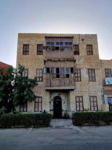 库塞尔El Quseir Hotel的前方有门的旧砖砌建筑