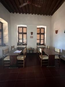 库塞尔El Quseir Hotel的用餐室设有2张桌子和椅子以及窗户。