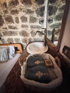 库塞尔El Quseir Hotel的浴室配有盥洗盆、镜子和盥洗盆