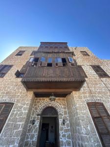 库塞尔El Quseir Hotel的一座高大的砖砌建筑,设有门窗