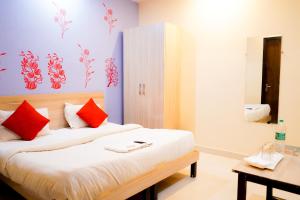 Roomshala 002 Rose Residency Near Yashobhoomi客房内的一张或多张床位