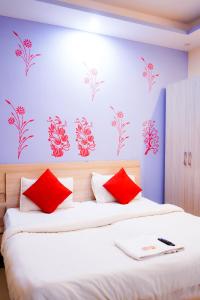 Roomshala 002 Rose Residency Near Yashobhoomi客房内的一张或多张床位