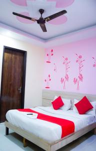 Roomshala 002 Rose Residency Near Yashobhoomi客房内的一张或多张床位