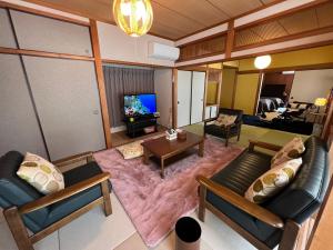 长崎Iojima BeachHouse - Vacation STAY 97622v的客厅配有两张沙发和一台电视机