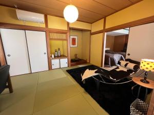 长崎Iojima BeachHouse - Vacation STAY 97622v的一间带椅子的客厅和一间卧室