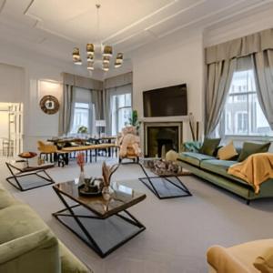 伦敦Stylish 3 Bedroom Luxury in Harley Street - 3HS的带沙发和桌子的大客厅
