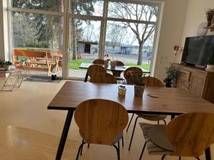 Bensdorf200 qm wohnen - Wohnung 2 - CSL UG的一间带木桌和椅子的用餐室