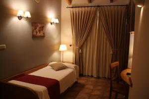 艾因萨蒙塔涅萨峰SPA酒店的酒店客房设有床和窗户。