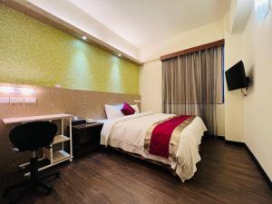 高雄昭来大饭店的酒店客房配有一张床、一张书桌和一台电视。
