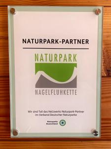 博尔斯特尔朗Landhaus Mucha - Ferienwohnungen - Naturpark Partner的国家公园合作伙伴国家公园石灰石喷涂标志