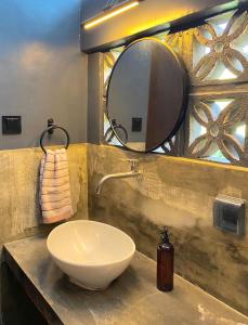 公主港Mojo Hostel的一间带水槽和镜子的浴室