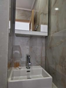 凯法洛斯Christina Studios的浴室设有白色水槽和镜子