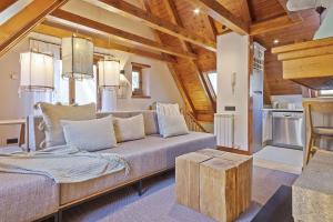 维耶拉Luderna - Casa Eth Farrow I的带沙发和木制天花板的客厅