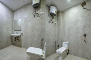 新德里Airport Hotel IVY的一间带卫生间和水槽的浴室