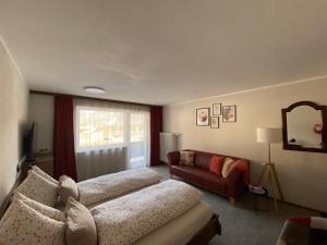 比伯维尔Alpinum Hostel的带沙发和红色椅子的客厅