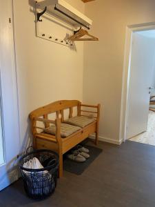 格吕瑙Almufer-Appartements的一间房间角落处设有长凳的房间