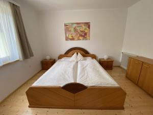 格吕瑙Almufer-Appartements的一间卧室,配有一张床,床上有一个弓