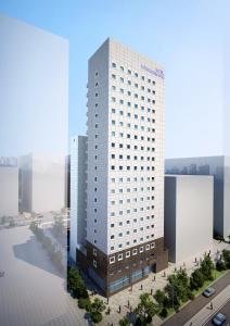 昌原市Toyoko Inn Changwon的 ⁇ 染高大的白色建筑