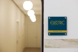 特伦托Electric Rooms & Suites的走廊墙上的标志